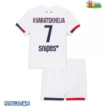 Paris Saint-Germain Khvicha Kvaratskhelia #7 Bortedraktsett Barn 2025-26 Kortermet (+ Korte bukser)